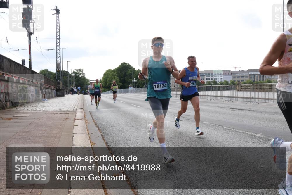 29.06.2025 - hella hamburg halbmarathon Lena Gebhardt http://msf.ph/oto/8419988 29.06.2025 09:41:55 Lombardsbrücke 18124, 7752, 1241, 2459, 2604, 2892, 4128, 4571, 6559, 7142, 7862, 9442, 10485, 10780, 11194, 11965, 12067, 12641, 13440, 13751, 13780, 14019, 14107, 14506, 16169, 16361, 16484, 17003, 17752, 17856, 18124, 18897 meine-sportfotos.de