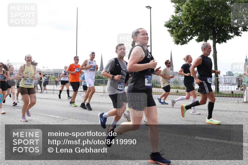 29.06.2025 - hella hamburg halbmarathon Lena Gebhardt http://msf.ph/oto/8419990 29.06.2025 10:42:44 Lombardsbrücke 5977, 10, 14556, 4778, 331, 1417, 387, 256, 1150, 1360, 1624, 1656, 1929, 1957, 1964, 1994, 2069, 2134, 2401, 2450, 2509, 2538, 2580, 2940, 2941, 3283, 3378, 3605, 3764, 3874, 4092, 4105, 4334, 4353, 4385, 4778, 4891, 4892, 5067, 5403, 5417, 5810, 6120, 6764, 6828, 7040, 7260, 7513, 7557, 7666, 8161, 8459, 8525, 8526, 8529, 8712, 8795, 8816, 8991, 9304, 9378, 9980, 10008, 10454, 10532, 10697, 11142, 11710, 12151, 12441, 13049, 13241 meine-sportfotos.de