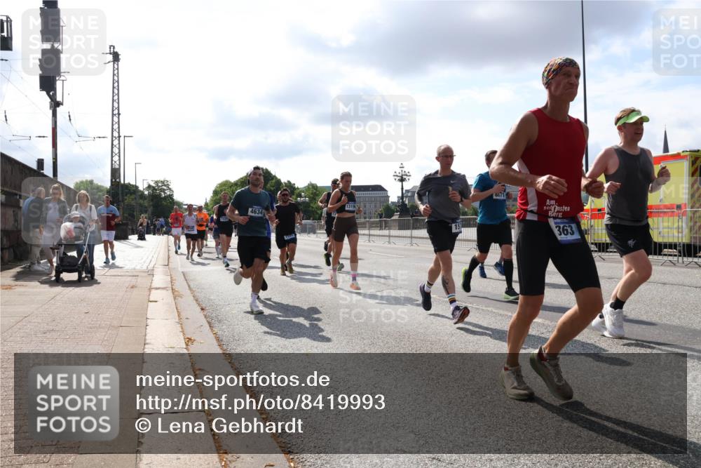 29.06.2025 - hella hamburg halbmarathon Lena Gebhardt http://msf.ph/oto/8419993 29.06.2025 09:51:32 Lombardsbrücke 1319, 4634, 363, 1136, 1256, 1520, 1570, 1903, 1912, 1920, 1941, 2579, 2653, 2880, 2972, 3523, 3700, 4297, 4634, 4759, 4843, 4854, 4865, 4888, 4889, 4991, 4999, 5275, 5375, 5387, 5410, 6490, 6593, 6721, 6901, 7092, 7105, 7284, 7363, 7378, 7693, 7962, 8122, 8319, 8346, 8871, 8900, 9114, 9262, 9313, 9364, 9371, 9755, 9833, 9885, 10193, 10375, 10415, 10469, 10480, 10669, 10934, 11021, 11049, 11417, 11714, 11907, 11959, 12153, 12711, 14201 meine-sportfotos.de