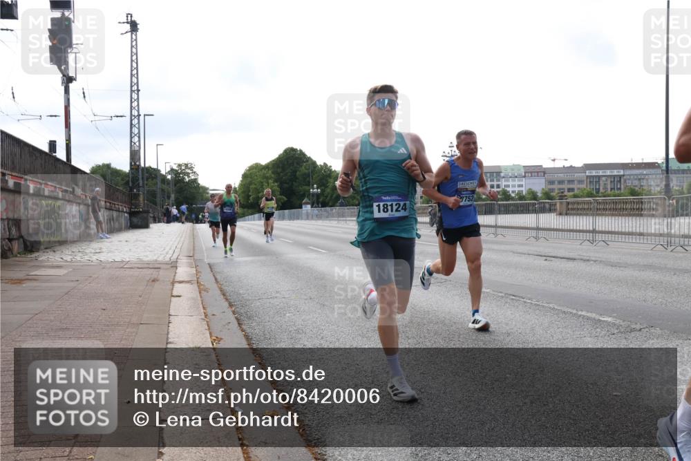 29.06.2025 - hella hamburg halbmarathon Lena Gebhardt http://msf.ph/oto/8420006 29.06.2025 09:41:55 Lombardsbrücke 18124, 7752, 1241, 2459, 2604, 2892, 4128, 4571, 6559, 7142, 7862, 9442, 10485, 10780, 11194, 11965, 12067, 12641, 13440, 13751, 13780, 14019, 14107, 14506, 16169, 16361, 16484, 17003, 17752, 17856, 18124, 18897 meine-sportfotos.de