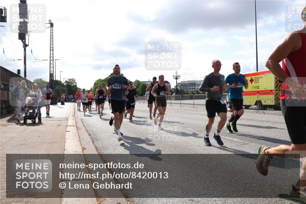 29.06.2025 - hella hamburg halbmarathon Lena Gebhardt http://msf.ph/oto/8420013 29.06.2025 09:51:32 Lombardsbrücke 4634, 0112, 13196, 1136, 1256, 1520, 1570, 1903, 1912, 1920, 1941, 2579, 2653, 2880, 2972, 3523, 3700, 4297, 4634, 4759, 4843, 4854, 4865, 4888, 4889, 4991, 4999, 5275, 5375, 5387, 5410, 6490, 6593, 6721, 6901, 7092, 7105, 7284, 7363, 7378, 7693, 7962, 8122, 8319, 8346, 8871, 8900, 9114, 9262, 9313, 9364, 9371, 9755, 9833, 9885, 10193, 10375, 10415, 10469, 10480, 10669, 10934, 11021, 11049, 11417, 11714, 11907, 11959, 12153, 12711, 14201 meine-sportfotos.de
