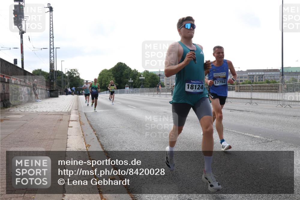 29.06.2025 - hella hamburg halbmarathon Lena Gebhardt http://msf.ph/oto/8420028 29.06.2025 09:41:56 Lombardsbrücke 18124, 17752, 1241, 2459, 2604, 2892, 4128, 4571, 6559, 7142, 7862, 9442, 10485, 10780, 11194, 11965, 12067, 12641, 13440, 13751, 13780, 14019, 14107, 14506, 16169, 16361, 16484, 17003, 17752, 17856, 18124, 18897 meine-sportfotos.de