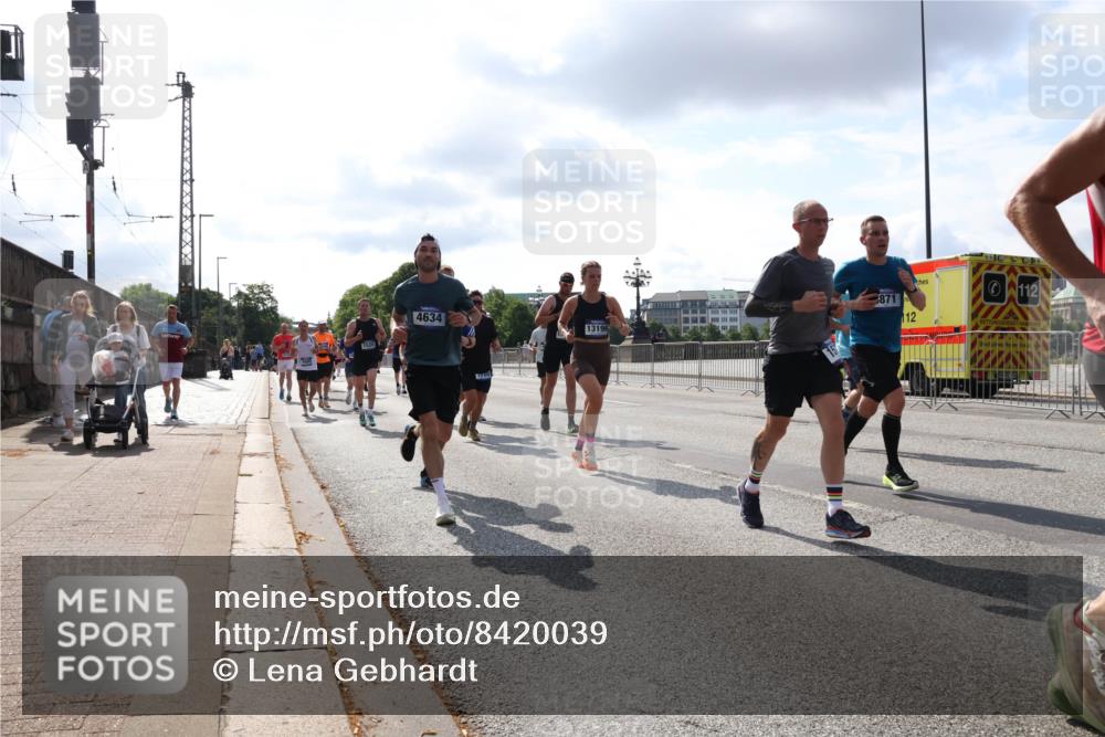 29.06.2025 - hella hamburg halbmarathon Lena Gebhardt http://msf.ph/oto/8420039 29.06.2025 09:51:32 Lombardsbrücke 1520, 4634, 13196, 112, 871, 12, 1136, 1256, 1520, 1570, 1903, 1912, 1920, 1941, 2579, 2653, 2880, 2972, 3523, 3700, 4297, 4634, 4759, 4843, 4854, 4865, 4888, 4889, 4991, 4999, 5275, 5375, 5387, 5410, 6490, 6593, 6721, 6901, 7092, 7105, 7284, 7363, 7378, 7693, 7962, 8122, 8319, 8346, 8871, 8900, 9114, 9262, 9313, 9364, 9371, 9755, 9833, 9885, 10193, 10375, 10415, 10469, 10480, 10669, 10934, 11021, 11049, 11417, 11714, 11907, 11959, 12153, 12711, 14201 meine-sportfotos.de