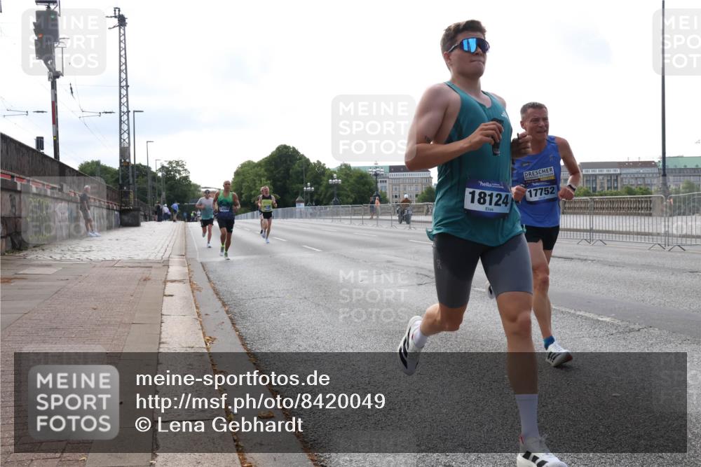 29.06.2025 - hella hamburg halbmarathon Lena Gebhardt http://msf.ph/oto/8420049 29.06.2025 09:41:56 Lombardsbrücke 14506, 18124, 17752, 1241, 2459, 2604, 2892, 4128, 4571, 6559, 7142, 7862, 9442, 10485, 10780, 11194, 11965, 12067, 12641, 13440, 13751, 13780, 14019, 14107, 14506, 16169, 16361, 16484, 17003, 17752, 17856, 18124, 18897 meine-sportfotos.de
