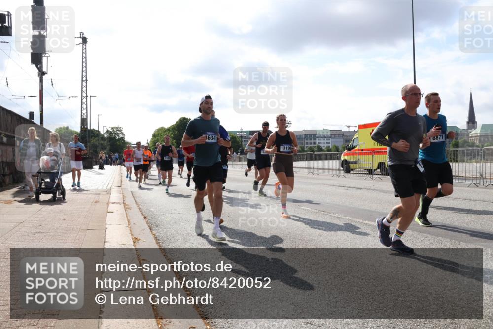 29.06.2025 - hella hamburg halbmarathon Lena Gebhardt http://msf.ph/oto/8420052 29.06.2025 09:51:32 Lombardsbrücke 1520, 1634, 8871, 13196, 1136, 1256, 1520, 1570, 1903, 1912, 1920, 1941, 2579, 2653, 2880, 2972, 3523, 3700, 4297, 4634, 4759, 4843, 4854, 4865, 4888, 4889, 4991, 4999, 5275, 5375, 5387, 5410, 6490, 6593, 6721, 6901, 7092, 7105, 7284, 7363, 7378, 7693, 7962, 8122, 8319, 8346, 8871, 8900, 9114, 9262, 9313, 9364, 9371, 9755, 9833, 9885, 10193, 10375, 10415, 10469, 10480, 10669, 10934, 11021, 11049, 11417, 11714, 11907, 11959, 12153, 12711, 14201 meine-sportfotos.de