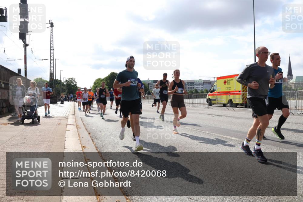 29.06.2025 - hella hamburg halbmarathon Lena Gebhardt http://msf.ph/oto/8420068 29.06.2025 09:51:32 Lombardsbrücke 1520, 4634, 8871, 0112, 13196, 13479, 1136, 1256, 1520, 1570, 1903, 1912, 1920, 1941, 2579, 2653, 2880, 2972, 3523, 3700, 4297, 4634, 4759, 4843, 4854, 4865, 4888, 4889, 4991, 4999, 5275, 5375, 5387, 5410, 6490, 6593, 6721, 6901, 7092, 7105, 7284, 7363, 7378, 7693, 7962, 8122, 8319, 8346, 8871, 8900, 9114, 9262, 9313, 9364, 9371, 9755, 9833, 9885, 10193, 10375, 10415, 10469, 10480, 10669, 10934, 11021, 11049, 11417, 11714, 11907, 11959, 12153, 12711, 14201 meine-sportfotos.de