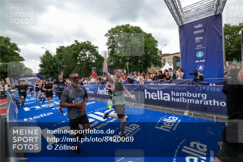 29.06.2025 - hella hamburg halbmarathon Zöllner http://msf.ph/oto/8420069 29.06.2025 10:52:57 Ziel 1257, 1258, 1657, 2099, 2444, 2814, 2910, 4557, 4558, 4770, 5077, 5907, 8139, 8720, 8955, 10724, 10811, 11217, 11992, 14198, 14286, 15430, 18720 meine-sportfotos.de