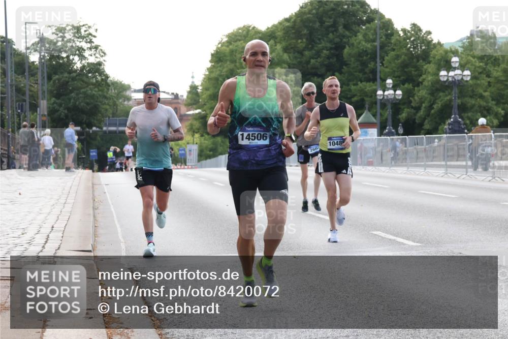 29.06.2025 - hella hamburg halbmarathon Lena Gebhardt http://msf.ph/oto/8420072 29.06.2025 09:41:57 Lombardsbrücke 14506, 260, 10485, 1241, 2459, 2604, 2892, 4128, 4571, 6559, 7142, 7862, 9442, 10485, 10780, 11194, 11965, 12067, 12641, 13440, 13751, 13780, 14019, 14107, 14506, 16169, 16361, 16484, 17003, 17752, 17856, 18124, 18897 meine-sportfotos.de