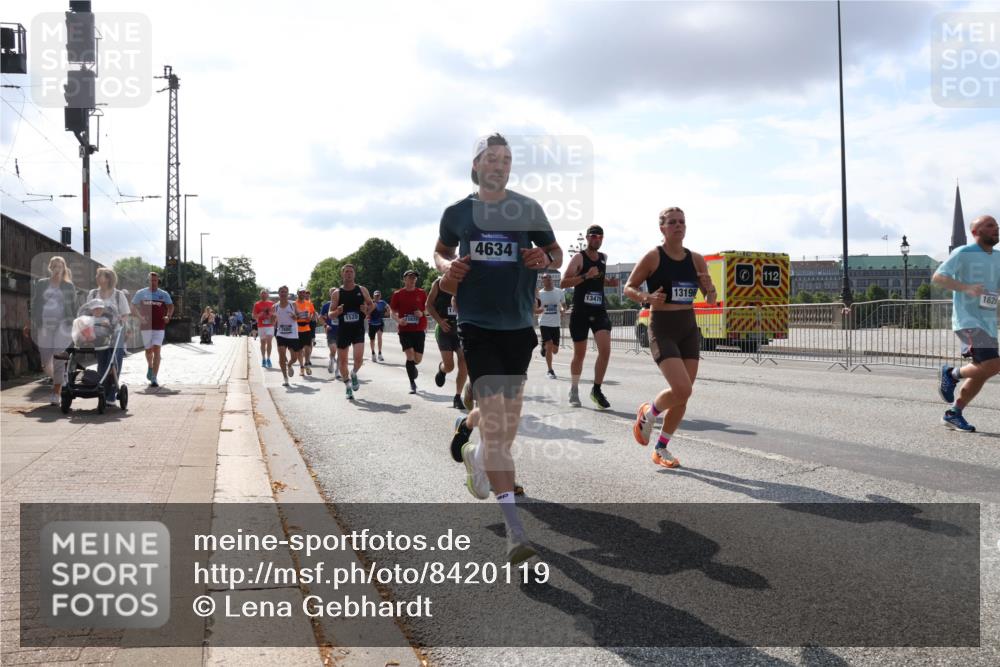29.06.2025 - hella hamburg halbmarathon Lena Gebhardt http://msf.ph/oto/8420119 29.06.2025 09:51:33 Lombardsbrücke 1520, 15828, 4634, 13479, 13196, 112, 1628, 1136, 1256, 1520, 1570, 1903, 1912, 1920, 1941, 2579, 2653, 2880, 2972, 3523, 3700, 4297, 4634, 4759, 4843, 4854, 4865, 4888, 4889, 4991, 4999, 5275, 5375, 5387, 5410, 6490, 6593, 6721, 6901, 7092, 7105, 7363, 7378, 7693, 7962, 8122, 8319, 8346, 8871, 8900, 9114, 9262, 9313, 9364, 9371, 9755, 9833, 9885, 10193, 10319, 10375, 10415, 10480, 10669, 10934, 11021, 11049, 11417, 11714, 11907, 11959, 12153, 12623, 12711, 14201 meine-sportfotos.de