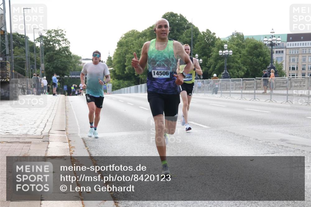 29.06.2025 - hella hamburg halbmarathon Lena Gebhardt http://msf.ph/oto/8420123 29.06.2025 09:41:57 Lombardsbrücke 14506, 0485, 1241, 2459, 2604, 2892, 4128, 4571, 6559, 7142, 7862, 9442, 10485, 10780, 11194, 11965, 12067, 12641, 13440, 13751, 13780, 14019, 14107, 14506, 16169, 16361, 16484, 17003, 17752, 17856, 18124, 18897 meine-sportfotos.de