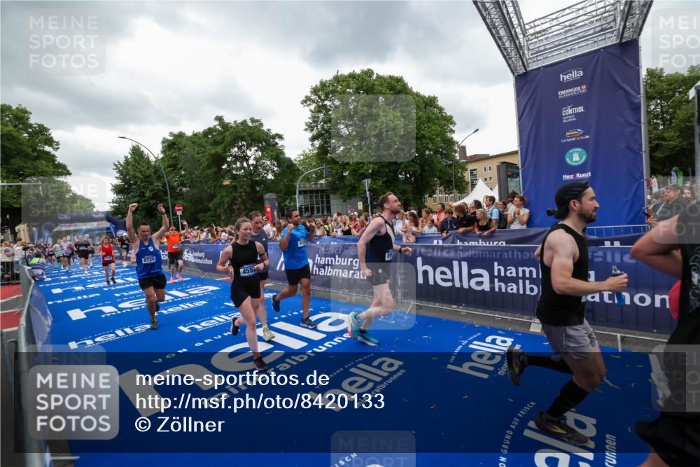 29.06.2025 - hella hamburg halbmarathon Zöllner http://msf.ph/oto/8420133 29.06.2025 10:52:59 Ziel 1257, 1258, 1657, 2099, 2444, 2814, 4557, 4558, 4770, 5907, 7509, 8139, 8720, 8955, 10724, 10811, 11992, 12367, 12519, 14791, 15430, 18590, 18720 meine-sportfotos.de