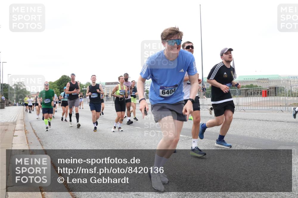29.06.2025 - hella hamburg halbmarathon Lena Gebhardt http://msf.ph/oto/8420136 29.06.2025 10:52:22 Lombardsbrücke 5262, 18817, 14215, 6404, 1418, 1826, 1978, 2362, 2420, 2528, 2983, 3038, 3140, 3645, 4087, 4273, 4436, 4591, 4598, 4606, 4815, 5062, 5262, 5360, 6386, 6403, 6404, 6406, 6456, 6671, 6985, 7511, 7682, 7690, 7691, 7735, 7812, 8194, 8196, 8250, 8251, 8621, 9068, 9070, 9103, 9368, 9460, 9730, 9731, 10080, 10296, 10342, 10392, 10533, 10634, 10673, 10884, 10928, 11084, 11101, 11126, 11127, 11297, 11375, 11736, 11899, 11974, 12546, 12558 meine-sportfotos.de