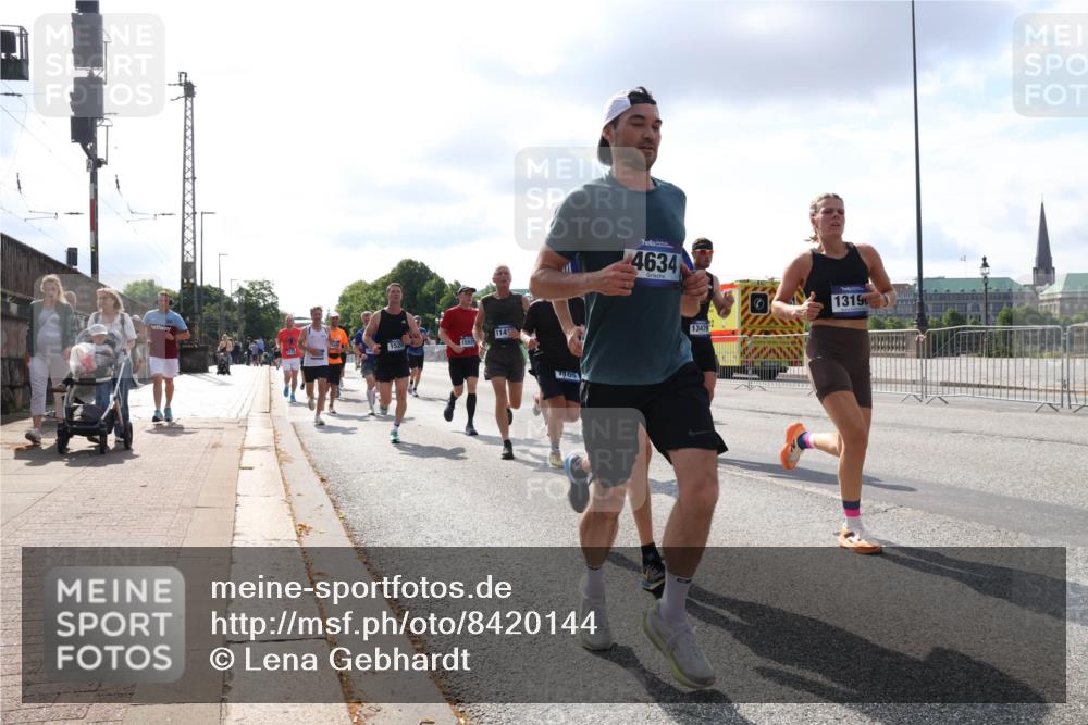 29.06.2025 - hella hamburg halbmarathon Lena Gebhardt http://msf.ph/oto/8420144 29.06.2025 09:51:33 Lombardsbrücke 7105, 4634, 13479, 1319, 1136, 1256, 1520, 1570, 1903, 1912, 1920, 1941, 2579, 2653, 2880, 2972, 3523, 3700, 4297, 4634, 4759, 4843, 4854, 4865, 4888, 4889, 4991, 4999, 5275, 5375, 5387, 5410, 6490, 6593, 6721, 6901, 7092, 7105, 7363, 7378, 7693, 7962, 8122, 8319, 8346, 8871, 8900, 9114, 9262, 9313, 9364, 9371, 9755, 9833, 9885, 10193, 10319, 10375, 10415, 10480, 10669, 10934, 11021, 11049, 11417, 11714, 11907, 11959, 12153, 12623, 12711, 14201 meine-sportfotos.de