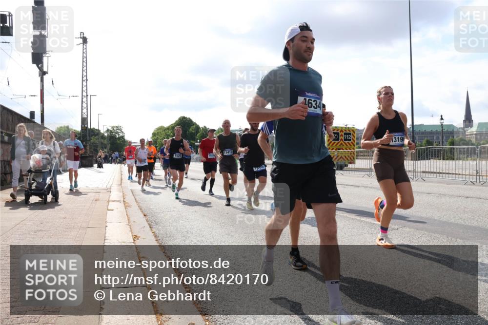 29.06.2025 - hella hamburg halbmarathon Lena Gebhardt http://msf.ph/oto/8420170 29.06.2025 09:51:33 Lombardsbrücke 1520, 11417, 7405, 1634, 112, 319, 1136, 1256, 1520, 1570, 1903, 1912, 1920, 1941, 2579, 2653, 2880, 2972, 3523, 3700, 4297, 4634, 4759, 4843, 4854, 4865, 4888, 4889, 4991, 4999, 5275, 5375, 5387, 5410, 6490, 6593, 6721, 6901, 7092, 7105, 7363, 7378, 7693, 7962, 8122, 8319, 8346, 8871, 8900, 9114, 9262, 9313, 9364, 9371, 9755, 9833, 9885, 10193, 10319, 10375, 10415, 10480, 10669, 10934, 11021, 11049, 11417, 11714, 11907, 11959, 12153, 12623, 12711, 14201 meine-sportfotos.de