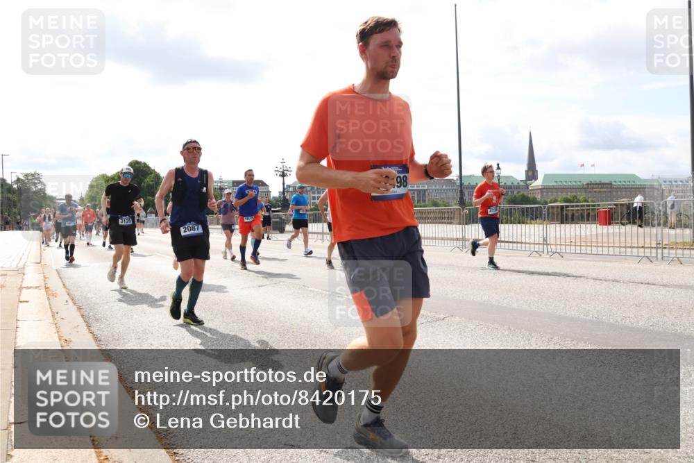 29.06.2025 - hella hamburg halbmarathon Lena Gebhardt http://msf.ph/oto/8420175 29.06.2025 10:18:19 Lombardsbrücke 3125, 2087, 18149, 98, 1159, 1160, 1234, 1268, 1325, 1554, 1622, 1641, 1820, 1982, 2087, 2147, 2335, 2634, 2703, 2931, 3125, 3202, 3321, 3482, 3977, 4123, 4383, 4710, 4738, 4804, 5004, 5909, 6270, 6332, 6533, 7094, 7160, 7454, 7641, 7649, 7838, 7882, 7883, 8067, 8128, 8248, 8341, 8607, 8799, 9222, 9505, 9539, 9586, 9658, 9717, 9734, 9748, 9834, 9844, 9964, 10172, 10332, 10509, 10659, 10687, 10908, 12498, 12541, 12548, 12552, 12703, 13341 meine-sportfotos.de
