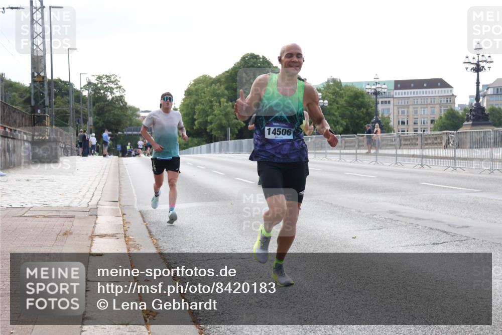 29.06.2025 - hella hamburg halbmarathon Lena Gebhardt http://msf.ph/oto/8420183 29.06.2025 09:41:58 Lombardsbrücke 14506, 1241, 2459, 2604, 2892, 4128, 4571, 6559, 7142, 7862, 10485, 10780, 11194, 11965, 12067, 12641, 13440, 13751, 13780, 14019, 14107, 14506, 16169, 16361, 16484, 17003, 17752, 18124, 18897 meine-sportfotos.de