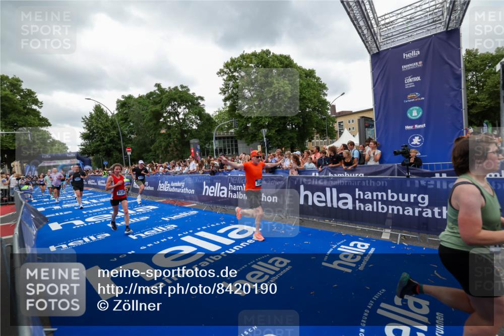 29.06.2025 - hella hamburg halbmarathon Zöllner http://msf.ph/oto/8420190 29.06.2025 10:53:01 Ziel 1258, 2099, 3334, 4557, 4558, 4770, 5907, 7509, 8139, 8720, 9093, 10724, 12155, 12367, 12519, 12910, 14791, 15430, 18590, 18720 meine-sportfotos.de