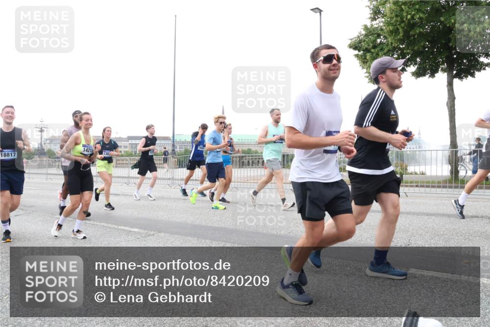 29.06.2025 - hella hamburg halbmarathon Lena Gebhardt http://msf.ph/oto/8420209 29.06.2025 10:52:23 Lombardsbrücke 14215, 18817, 1418, 1826, 1978, 2362, 2420, 2528, 2983, 3038, 3140, 3645, 4087, 4273, 4436, 4591, 4598, 4606, 4815, 5062, 5262, 5360, 6386, 6403, 6404, 6406, 6456, 6671, 6985, 7511, 7682, 7690, 7691, 7735, 7812, 8194, 8196, 8250, 8251, 8621, 9068, 9070, 9103, 9368, 9460, 9730, 9731, 10080, 10296, 10342, 10392, 10533, 10634, 10673, 10884, 10928, 11084, 11101, 11126, 11127, 11297, 11375, 11736, 11899, 11974, 12546, 12558 meine-sportfotos.de