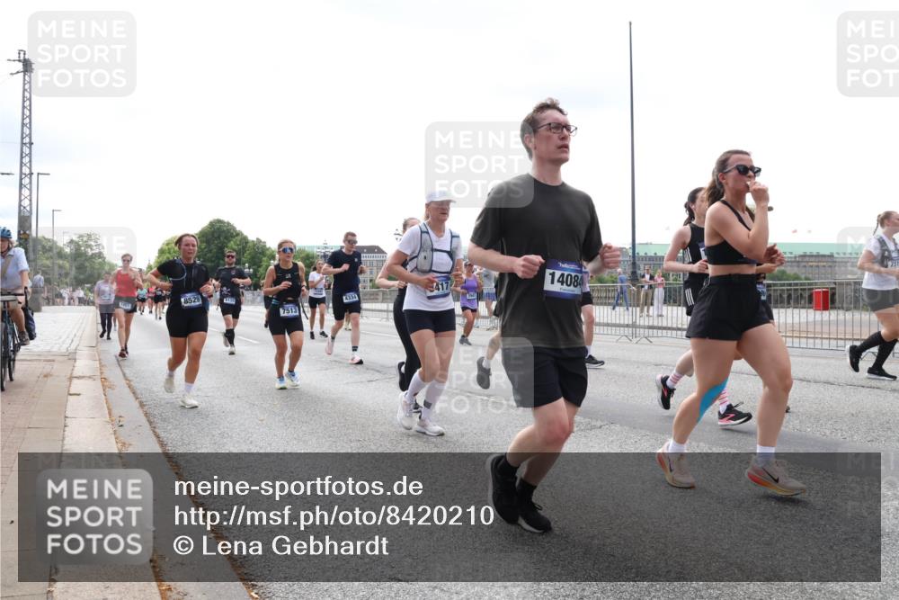 29.06.2025 - hella hamburg halbmarathon Lena Gebhardt http://msf.ph/oto/8420210 29.06.2025 10:42:46 Lombardsbrücke 7513, 14084, 1150, 1360, 1656, 1929, 1957, 1964, 1994, 2069, 2134, 2158, 2401, 2450, 2509, 2538, 2580, 2940, 2941, 3283, 3378, 3605, 3764, 3874, 4092, 4105, 4334, 4353, 4385, 4778, 4891, 4892, 5067, 5403, 5417, 5810, 5967, 6120, 6764, 6828, 7040, 7260, 7513, 7557, 7666, 8161, 8459, 8525, 8526, 8529, 8795, 8816, 8991, 9304, 9378, 9980, 10008, 10180, 10454, 10532, 10697, 11142, 11710, 12151, 12441, 13049, 13241 meine-sportfotos.de