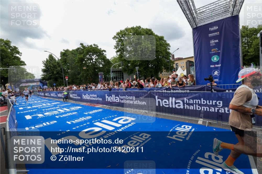 29.06.2025 - hella hamburg halbmarathon Zöllner http://msf.ph/oto/8420211 29.06.2025 10:31:07 Ziel 5826, 10929, 16508, 18177 meine-sportfotos.de