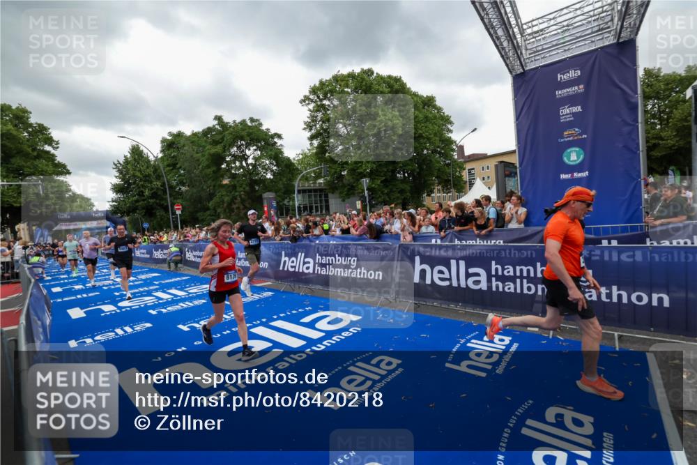 29.06.2025 - hella hamburg halbmarathon Zöllner http://msf.ph/oto/8420218 29.06.2025 10:53:02 Ziel 2099, 3334, 4770, 5907, 7509, 8139, 8587, 9093, 10724, 12155, 12367, 12519, 12910, 14791, 15430, 18590, 18720 meine-sportfotos.de