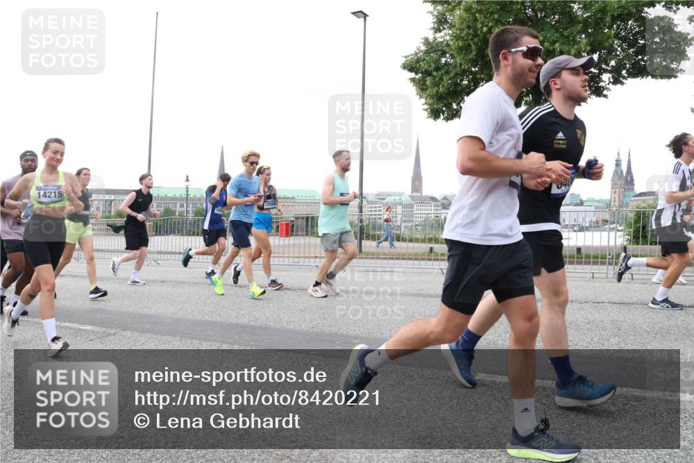 29.06.2025 - hella hamburg halbmarathon Lena Gebhardt http://msf.ph/oto/8420221 29.06.2025 10:52:23 Lombardsbrücke 14215, 1866, 12558, 1418, 1826, 1978, 2362, 2420, 2528, 2983, 3038, 3140, 3645, 4087, 4273, 4436, 4591, 4598, 4606, 4815, 5062, 5262, 5360, 6386, 6403, 6404, 6406, 6456, 6671, 6985, 7511, 7682, 7690, 7691, 7735, 7812, 8194, 8196, 8250, 8251, 8621, 9068, 9070, 9103, 9368, 9460, 9730, 9731, 10080, 10296, 10342, 10392, 10533, 10634, 10673, 10884, 10928, 11084, 11101, 11126, 11127, 11297, 11375, 11736, 11899, 11974, 12546, 12558 meine-sportfotos.de