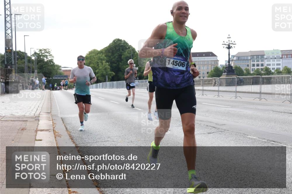 29.06.2025 - hella hamburg halbmarathon Lena Gebhardt http://msf.ph/oto/8420227 29.06.2025 09:41:58 Lombardsbrücke 14506, 1241, 2459, 2604, 2892, 4128, 4571, 6559, 7142, 7862, 10485, 10780, 11194, 11965, 12067, 12641, 13440, 13751, 13780, 14019, 14107, 14506, 16169, 16361, 16484, 17003, 17752, 18124, 18897 meine-sportfotos.de
