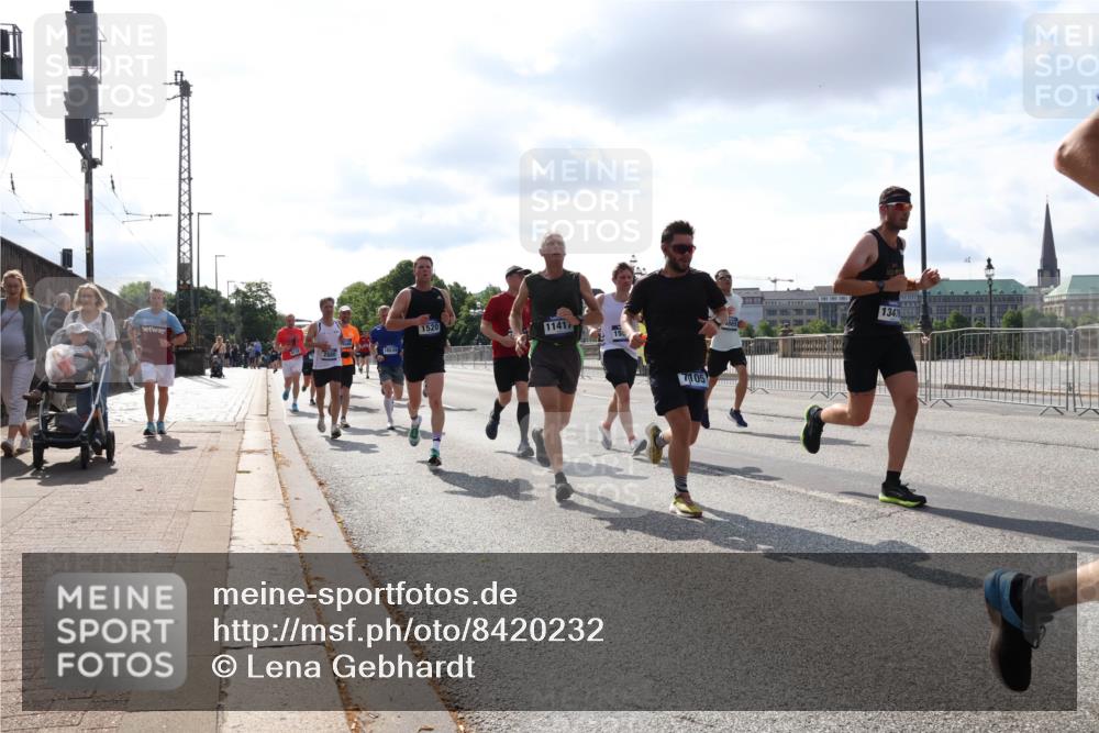 29.06.2025 - hella hamburg halbmarathon Lena Gebhardt http://msf.ph/oto/8420232 29.06.2025 09:51:34 Lombardsbrücke 11417, 105, 1136, 1256, 1520, 1570, 1903, 1912, 1920, 1941, 2579, 2653, 2880, 2972, 3437, 3523, 3700, 4297, 4634, 4759, 4843, 4854, 4865, 4888, 4889, 4991, 4999, 5275, 5375, 5387, 5410, 6490, 6593, 6721, 6901, 7092, 7105, 7363, 7378, 7693, 7962, 8319, 8346, 8871, 8900, 9114, 9262, 9313, 9364, 9371, 9755, 9885, 10319, 10375, 10415, 10480, 10669, 10934, 11021, 11049, 11417, 11714, 11907, 11959, 12153, 12623, 12711, 14201 meine-sportfotos.de