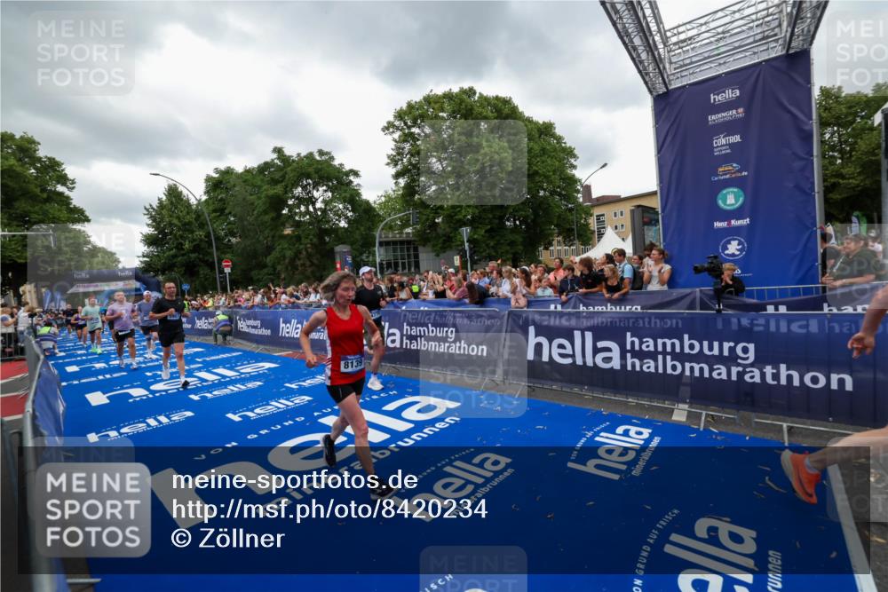 29.06.2025 - hella hamburg halbmarathon Zöllner http://msf.ph/oto/8420234 29.06.2025 10:53:02 Ziel 2099, 3334, 4770, 5907, 7509, 8139, 8587, 9093, 10724, 12155, 12367, 12519, 12910, 14791, 15430, 18590, 18720 meine-sportfotos.de