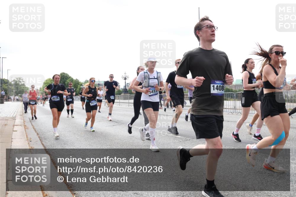 29.06.2025 - hella hamburg halbmarathon Lena Gebhardt http://msf.ph/oto/8420236 29.06.2025 10:42:46 Lombardsbrücke 2401, 8529, 6120, 4334, 7513, 5417, 152, 1408, 104, 1150, 1360, 1656, 1929, 1957, 1964, 1994, 2069, 2134, 2158, 2401, 2450, 2509, 2538, 2580, 2940, 2941, 3283, 3378, 3605, 3764, 3874, 4092, 4105, 4334, 4353, 4385, 4778, 4891, 4892, 5067, 5403, 5417, 5810, 5967, 6120, 6764, 6828, 7040, 7260, 7513, 7557, 7666, 8161, 8459, 8525, 8526, 8529, 8795, 8816, 8991, 9304, 9378, 9980, 10008, 10180, 10454, 10532, 10697, 11142, 11710, 12151, 12441, 13049, 13241 meine-sportfotos.de