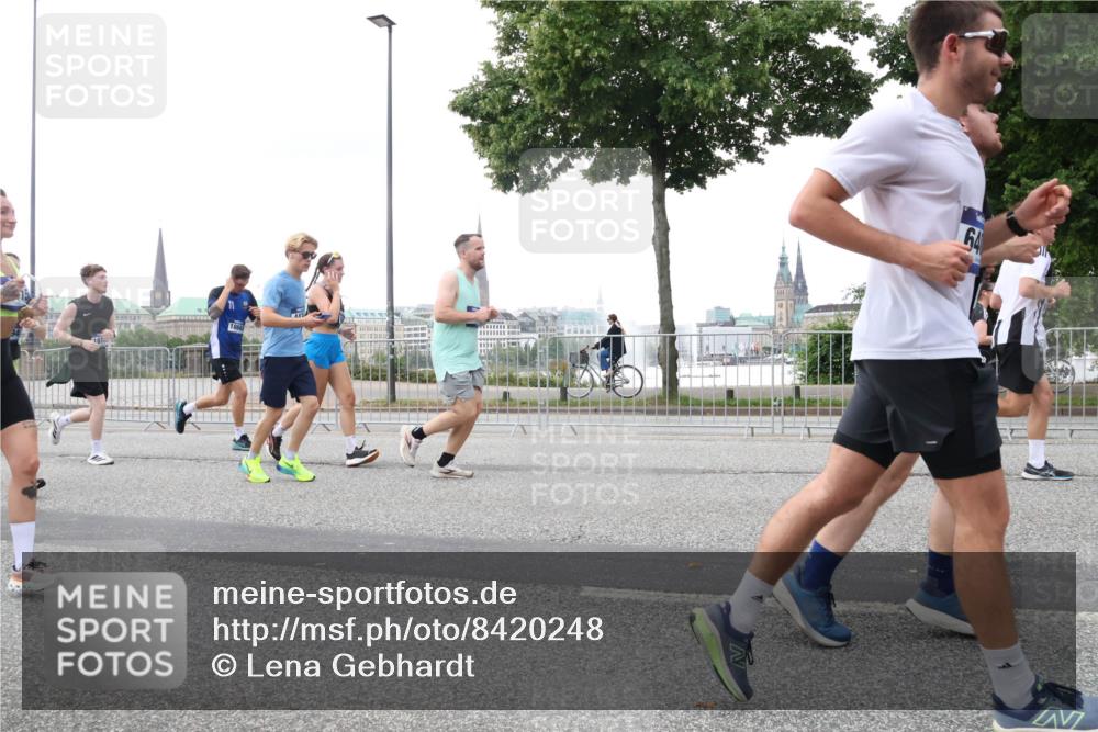 29.06.2025 - hella hamburg halbmarathon Lena Gebhardt http://msf.ph/oto/8420248 29.06.2025 10:52:23 Lombardsbrücke 64, 1418, 1826, 1978, 2362, 2420, 2528, 2983, 3038, 3140, 3645, 4087, 4273, 4436, 4591, 4598, 4606, 4815, 5062, 5262, 5360, 6386, 6403, 6404, 6406, 6456, 6671, 6985, 7511, 7682, 7690, 7691, 7735, 7812, 8194, 8196, 8250, 8251, 8621, 9068, 9070, 9103, 9368, 9460, 9730, 9731, 10080, 10296, 10342, 10392, 10533, 10634, 10673, 10884, 10928, 11084, 11101, 11126, 11127, 11297, 11375, 11736, 11899, 11974, 12546, 12558 meine-sportfotos.de