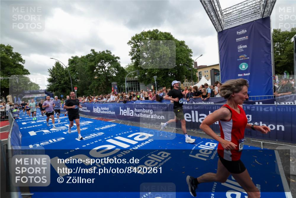 29.06.2025 - hella hamburg halbmarathon Zöllner http://msf.ph/oto/8420261 29.06.2025 10:53:03 Ziel 3258, 3334, 4770, 5907, 7509, 8139, 8587, 9093, 12155, 12367, 12519, 12910, 14791, 15430, 18590, 18720 meine-sportfotos.de
