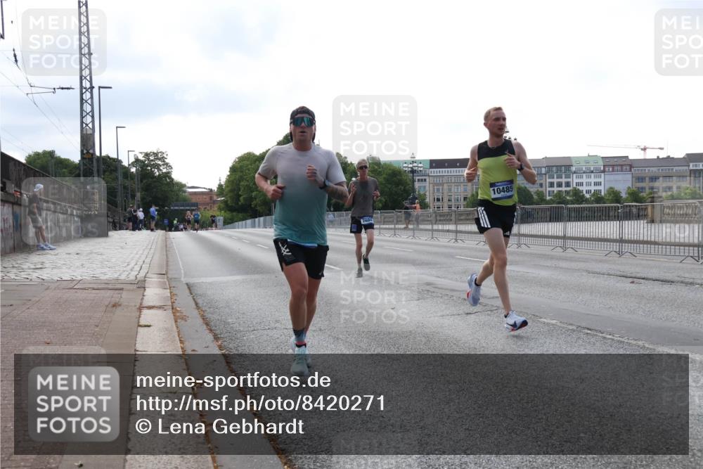 29.06.2025 - hella hamburg halbmarathon Lena Gebhardt http://msf.ph/oto/8420271 29.06.2025 09:41:59 Lombardsbrücke 10485, 1241, 2459, 2604, 2892, 4128, 4571, 6559, 7142, 7862, 10485, 10780, 11194, 11965, 12067, 12641, 13440, 13751, 13780, 14019, 14107, 14506, 16169, 16361, 16484, 17003, 17752, 18124, 18897 meine-sportfotos.de