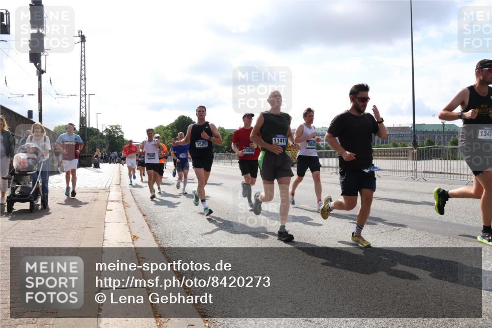 29.06.2025 - hella hamburg halbmarathon Lena Gebhardt http://msf.ph/oto/8420273 29.06.2025 09:51:34 Lombardsbrücke 2880, 18539, 13475, 11417, 1520, 15542, 5828, 1136, 1256, 1520, 1570, 1903, 1912, 1920, 1941, 2579, 2653, 2880, 2972, 3437, 3523, 3700, 4297, 4634, 4759, 4843, 4854, 4865, 4888, 4889, 4991, 4999, 5275, 5375, 5387, 5410, 6490, 6593, 6721, 6901, 7092, 7105, 7363, 7378, 7693, 7962, 8319, 8346, 8871, 8900, 9114, 9262, 9313, 9364, 9371, 9755, 9885, 10319, 10375, 10415, 10480, 10669, 10934, 11021, 11049, 11417, 11714, 11907, 11959, 12153, 12623, 12711, 14201 meine-sportfotos.de