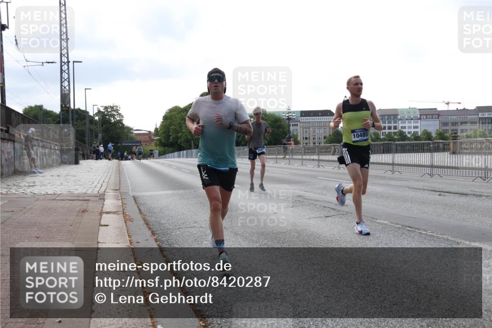 29.06.2025 - hella hamburg halbmarathon Lena Gebhardt http://msf.ph/oto/8420287 29.06.2025 09:41:59 Lombardsbrücke 2004, 10485, 1241, 2459, 2604, 2892, 4128, 4571, 6559, 7142, 7862, 10485, 10780, 11194, 11965, 12067, 12641, 13440, 13751, 13780, 14019, 14107, 14506, 16169, 16361, 16484, 17003, 17752, 18124, 18897 meine-sportfotos.de