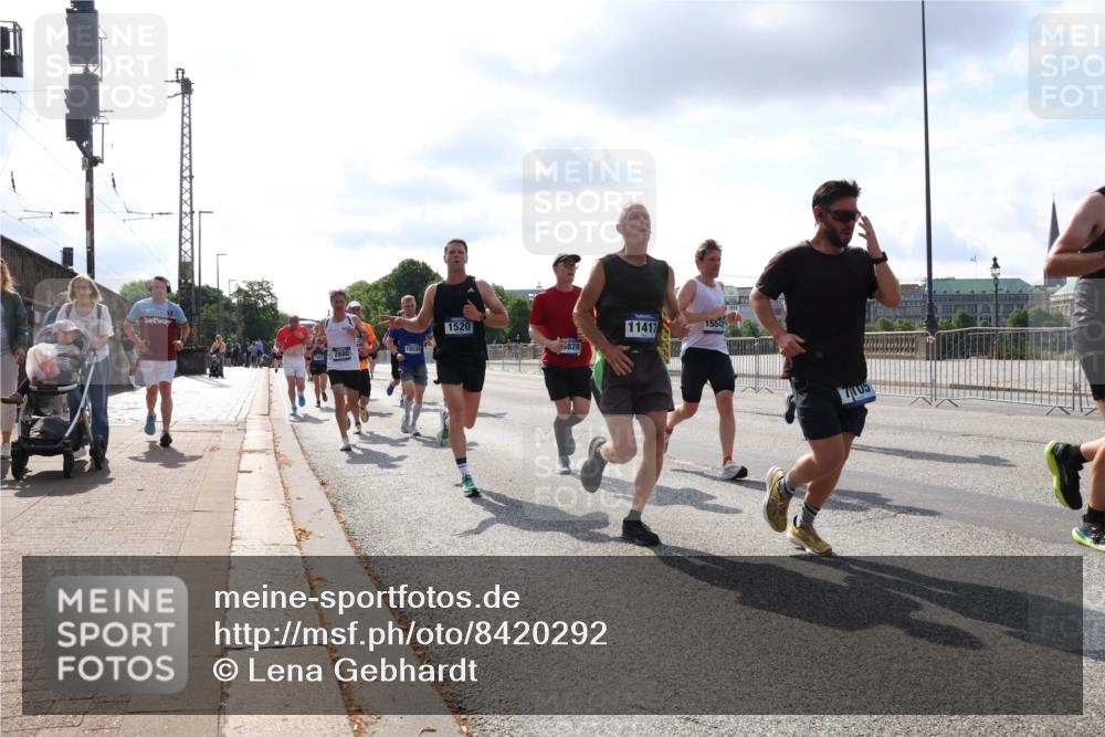 29.06.2025 - hella hamburg halbmarathon Lena Gebhardt http://msf.ph/oto/8420292 29.06.2025 09:51:34 Lombardsbrücke 18539, 1520, 5828, 11417, 15542, 1136, 1256, 1520, 1570, 1903, 1912, 1920, 1941, 2579, 2653, 2880, 2972, 3437, 3523, 3700, 4297, 4634, 4759, 4843, 4854, 4865, 4888, 4889, 4991, 4999, 5275, 5375, 5387, 5410, 6490, 6593, 6721, 6901, 7092, 7105, 7363, 7378, 7693, 7962, 8319, 8346, 8871, 8900, 9114, 9262, 9313, 9364, 9371, 9755, 9885, 10319, 10375, 10415, 10480, 10669, 10934, 11021, 11049, 11417, 11714, 11907, 11959, 12153, 12623, 12711, 14201 meine-sportfotos.de