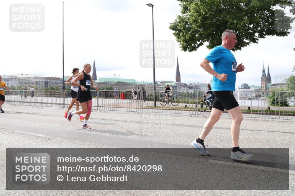 29.06.2025 - hella hamburg halbmarathon Lena Gebhardt http://msf.ph/oto/8420298 29.06.2025 10:27:34 Lombardsbrücke 1880, 1800, 1530, 2080, 2306, 2775, 3389, 4372, 5177, 5285, 5707, 5825, 6214, 6259, 7234, 7314, 7764, 7944, 7978, 8085, 8281, 9349, 9688, 10077, 10158, 10412, 10413, 11256, 11766, 12500, 12823, 13043, 14020, 14021, 14206, 15607, 15641, 16569, 16804, 16838, 17427, 17445, 17791, 18012, 18097, 18301, 18626, 18766, 18976 meine-sportfotos.de