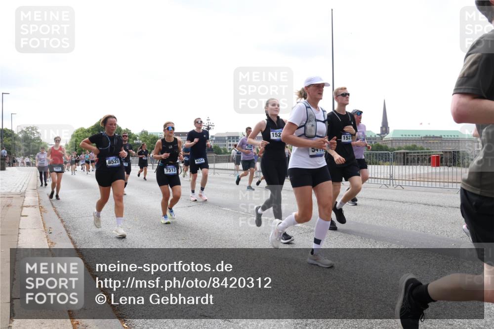 29.06.2025 - hella hamburg halbmarathon Lena Gebhardt http://msf.ph/oto/8420312 29.06.2025 10:42:47 Lombardsbrücke 2401, 8529, 120, 7513, 4334, 2940, 152, 341, 152, 1150, 1360, 1656, 1788, 1929, 1957, 1964, 1994, 2069, 2103, 2134, 2158, 2401, 2450, 2509, 2538, 2580, 2940, 2941, 3283, 3378, 3605, 3764, 3874, 4092, 4105, 4334, 4385, 4778, 4891, 4892, 5067, 5403, 5417, 5810, 5967, 6120, 6764, 6828, 7040, 7260, 7513, 7557, 7666, 8161, 8525, 8526, 8529, 8795, 8816, 8991, 9304, 9378, 9980, 10008, 10180, 10454, 10532, 10697, 11142, 11710, 12151, 12441, 13049, 13241 meine-sportfotos.de