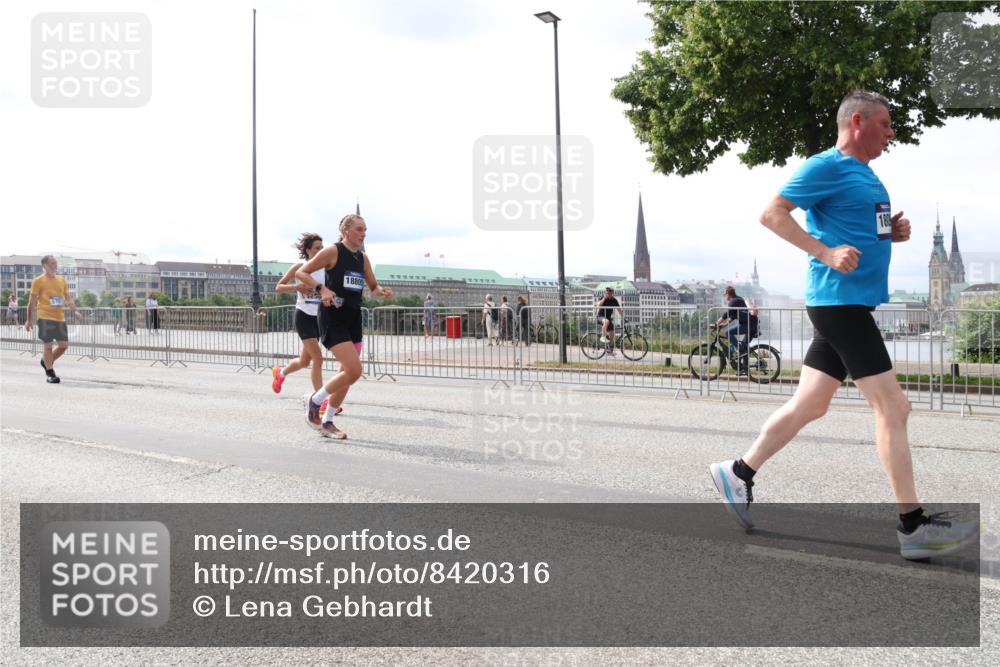 29.06.2025 - hella hamburg halbmarathon Lena Gebhardt http://msf.ph/oto/8420316 29.06.2025 10:27:34 Lombardsbrücke 18805, 180, 1530, 2080, 2306, 2775, 3389, 4372, 5177, 5285, 5707, 5825, 6214, 6259, 7234, 7314, 7764, 7944, 7978, 8085, 8281, 9349, 9688, 10077, 10158, 10412, 10413, 11256, 11766, 12500, 12823, 13043, 14020, 14021, 14206, 15607, 15641, 16569, 16804, 16838, 17427, 17445, 17791, 18012, 18097, 18301, 18626, 18766, 18976 meine-sportfotos.de
