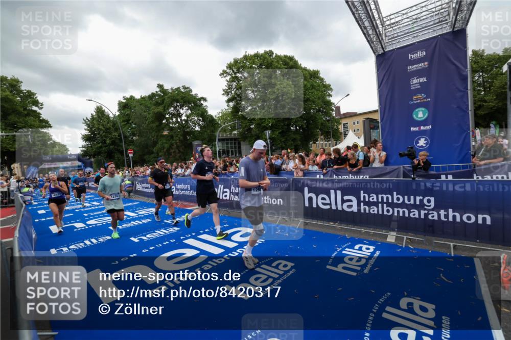 29.06.2025 - hella hamburg halbmarathon Zöllner http://msf.ph/oto/8420317 29.06.2025 10:53:06 Ziel 2208, 3059, 3258, 3334, 4121, 7509, 7864, 8587, 9093, 9537, 12155, 12367, 12519, 12910, 14323, 14791, 15430, 18590, 18720, 19208 meine-sportfotos.de