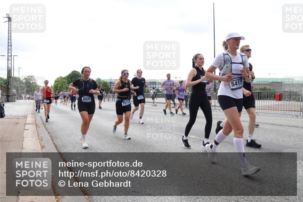 29.06.2025 - hella hamburg halbmarathon Lena Gebhardt http://msf.ph/oto/8420328 29.06.2025 10:42:47 Lombardsbrücke 2401, 8529, 4334, 7513, 2940, 2941, 5417, 1150, 1360, 1656, 1788, 1929, 1957, 1964, 1994, 2069, 2103, 2134, 2158, 2401, 2450, 2509, 2538, 2580, 2940, 2941, 3283, 3378, 3605, 3764, 3874, 4092, 4105, 4334, 4385, 4778, 4891, 4892, 5067, 5403, 5417, 5810, 5967, 6120, 6764, 6828, 7040, 7260, 7513, 7557, 7666, 8161, 8525, 8526, 8529, 8795, 8816, 8991, 9304, 9378, 9980, 10008, 10180, 10454, 10532, 10697, 11142, 11710, 12151, 12441, 13049, 13241 meine-sportfotos.de