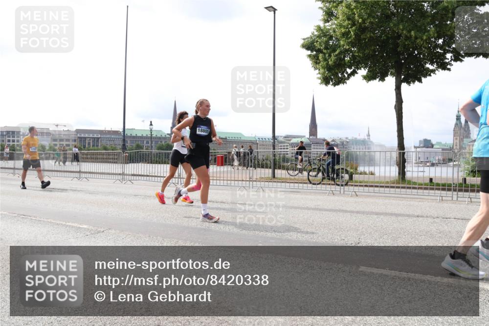 29.06.2025 - hella hamburg halbmarathon Lena Gebhardt http://msf.ph/oto/8420338 29.06.2025 10:27:34 Lombardsbrücke 18805, 1530, 2080, 2306, 2775, 3389, 4372, 5177, 5285, 5707, 5825, 6214, 6259, 7234, 7314, 7764, 7944, 7978, 8085, 8281, 9349, 9688, 10077, 10158, 10412, 10413, 11256, 11766, 12500, 12823, 13043, 14020, 14021, 14206, 15607, 15641, 16569, 16804, 16838, 17427, 17445, 17791, 18012, 18097, 18301, 18626, 18766, 18976 meine-sportfotos.de