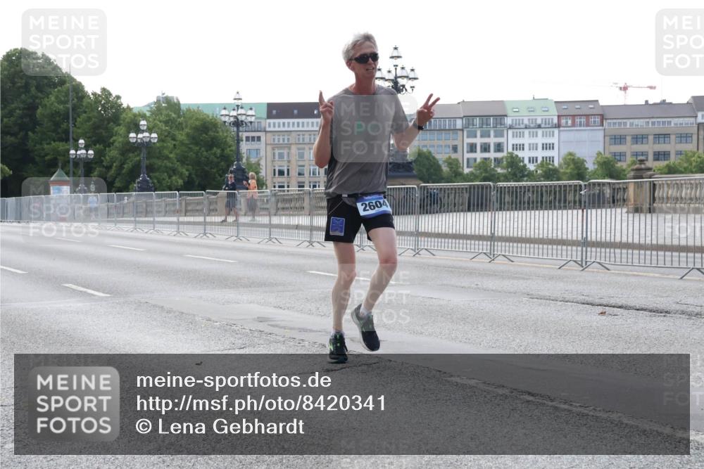 29.06.2025 - hella hamburg halbmarathon Lena Gebhardt http://msf.ph/oto/8420341 29.06.2025 09:42:01 Lombardsbrücke 2604, 1241, 2604, 2892, 4128, 4571, 6559, 7142, 7862, 10485, 10780, 11194, 11965, 12067, 12641, 13440, 13751, 13780, 14019, 14107, 14506, 16169, 16361, 16484, 17003, 17752, 18124, 18897 meine-sportfotos.de