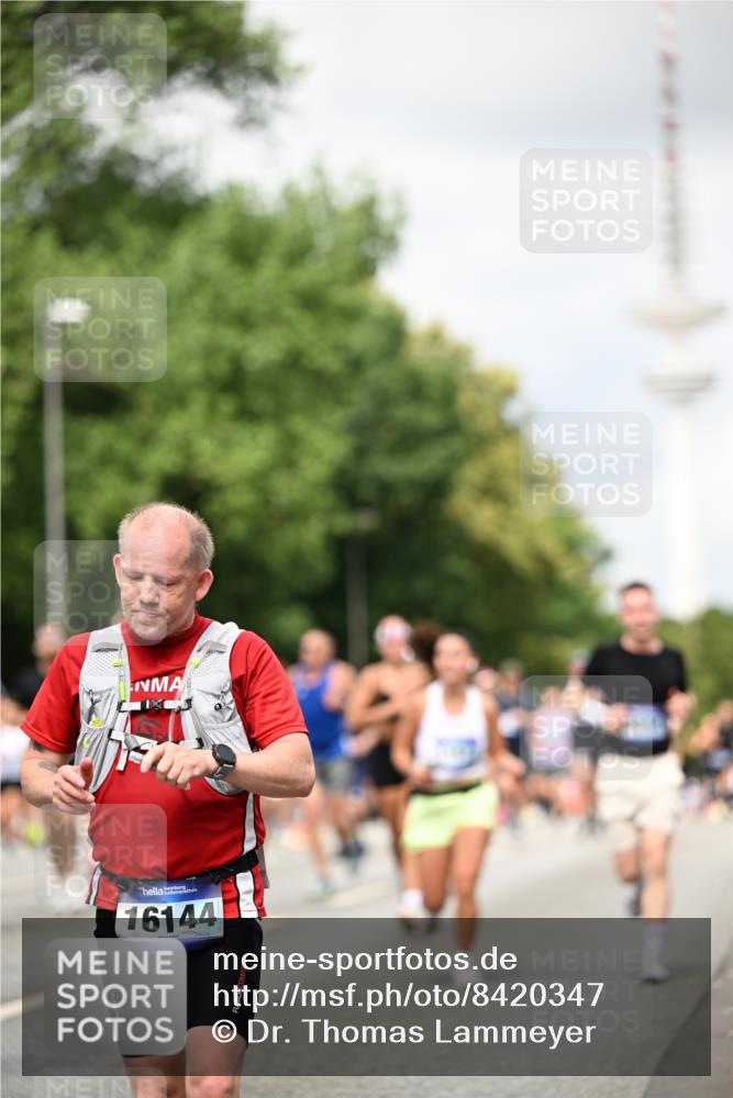 29.06.2025 - hella hamburg halbmarathon Dr. Thomas Lammeyer http://msf.ph/oto/8420347 29.06.2025 10:46:54 Kennedybrücke 1360, 1752, 1994, 2069, 2134, 2509, 3276, 3378, 3874, 4385, 4680, 4735, 4736, 5419, 6136, 6440, 6828, 6837, 7022, 7023, 7040, 7043, 7260, 7357, 7477, 7666, 8014, 8525, 8526, 9644, 9980, 10532, 10623, 10842, 11074, 11075, 11331 meine-sportfotos.de