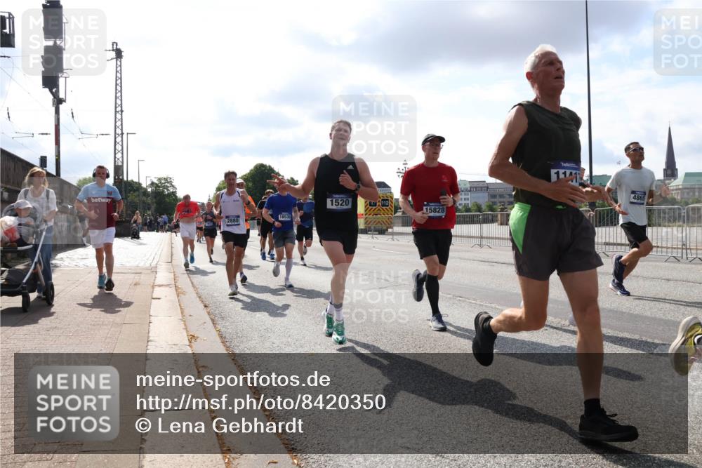 29.06.2025 - hella hamburg halbmarathon Lena Gebhardt http://msf.ph/oto/8420350 29.06.2025 09:51:35 Lombardsbrücke 1520, 112, 15828, 18539, 2880, 1141, 4865, 1136, 1520, 1570, 1903, 1912, 1920, 1941, 2653, 2880, 2972, 3437, 3523, 3700, 4297, 4634, 4759, 4843, 4854, 4865, 4888, 4889, 4991, 4999, 5275, 5375, 5410, 6490, 6593, 6721, 6901, 7092, 7105, 7363, 7378, 7693, 7962, 8319, 8346, 8871, 8900, 9114, 9262, 9313, 9364, 9371, 9755, 9885, 10319, 10375, 10480, 10669, 10934, 11021, 11049, 11417, 11714, 11907, 11959, 12153, 12623, 12711, 14201 meine-sportfotos.de