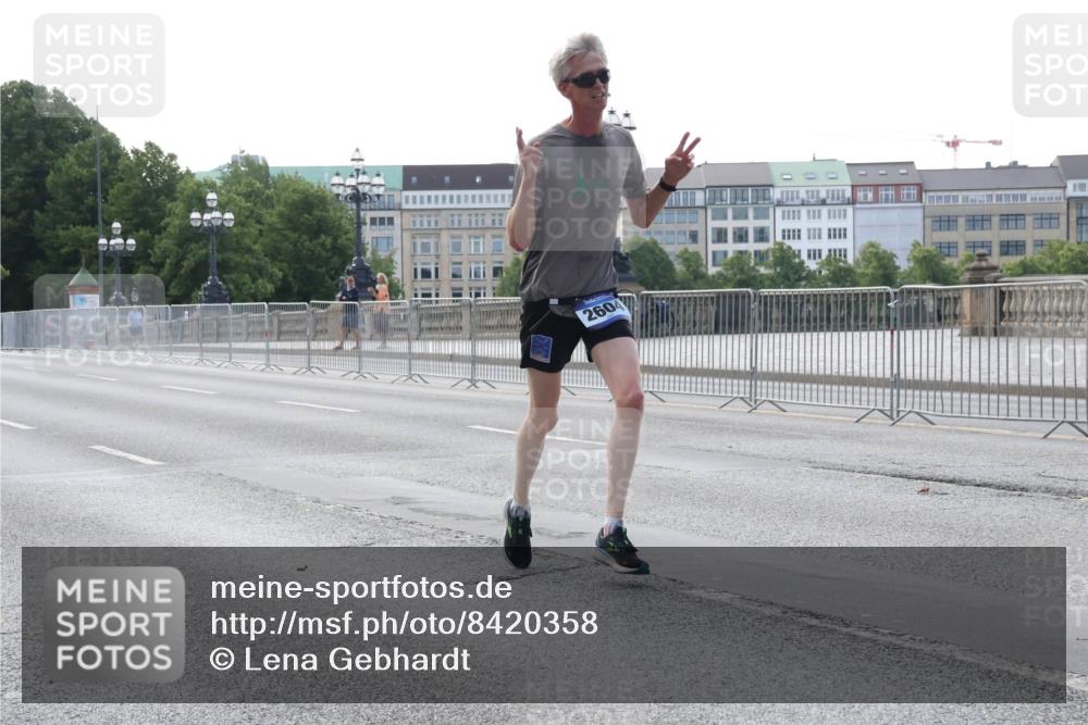 29.06.2025 - hella hamburg halbmarathon Lena Gebhardt http://msf.ph/oto/8420358 29.06.2025 09:42:01 Lombardsbrücke 2604, 1241, 2604, 2892, 4128, 4571, 6559, 7142, 7862, 10485, 10780, 11194, 11965, 12067, 12641, 13440, 13751, 13780, 14019, 14107, 14506, 16169, 16361, 16484, 17003, 17752, 18124, 18897 meine-sportfotos.de