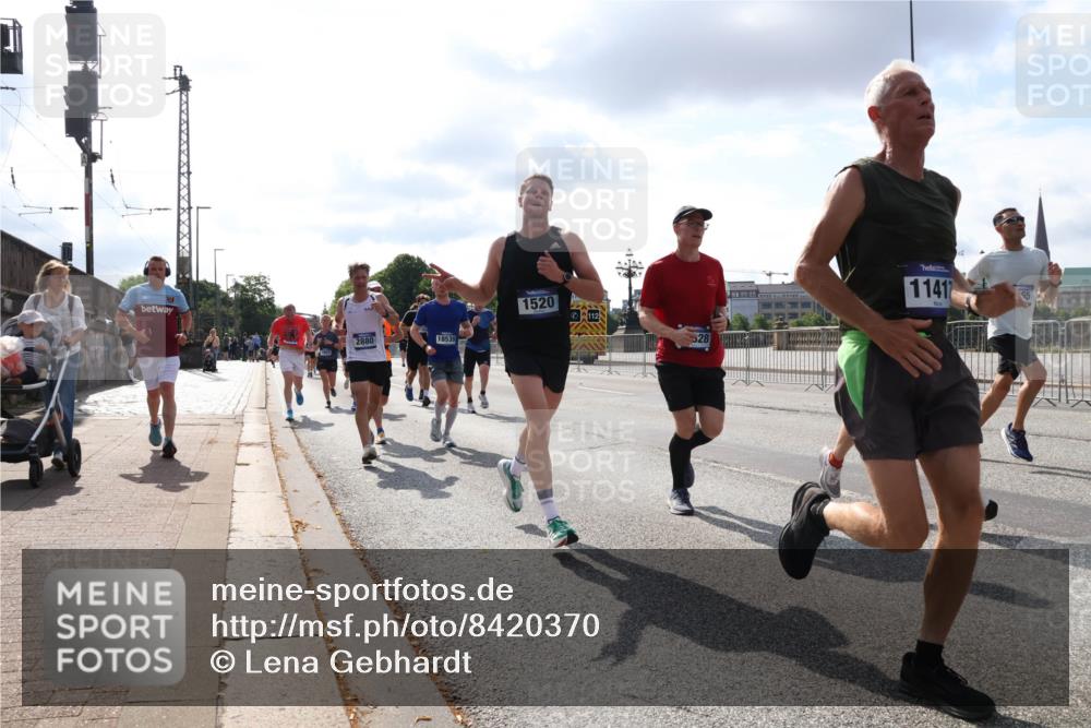 29.06.2025 - hella hamburg halbmarathon Lena Gebhardt http://msf.ph/oto/8420370 29.06.2025 09:51:35 Lombardsbrücke 2880, 18539, 1520, 528, 11417, 1136, 1520, 1570, 1903, 1912, 1920, 1941, 2653, 2880, 2972, 3437, 3523, 3700, 4297, 4634, 4759, 4843, 4854, 4865, 4888, 4889, 4991, 4999, 5275, 5375, 5410, 6490, 6593, 6721, 6901, 7092, 7105, 7363, 7378, 7693, 7962, 8319, 8346, 8871, 8900, 9114, 9262, 9313, 9364, 9371, 9755, 9885, 10319, 10375, 10480, 10669, 10934, 11021, 11049, 11417, 11714, 11907, 11959, 12153, 12623, 12711, 14201 meine-sportfotos.de