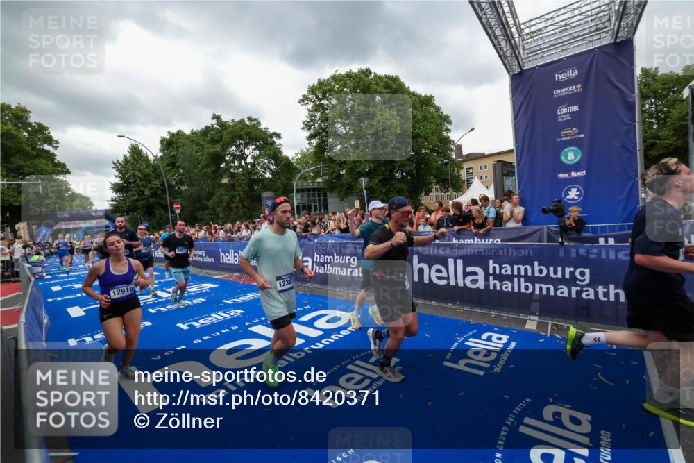 29.06.2025 - hella hamburg halbmarathon Zöllner http://msf.ph/oto/8420371 29.06.2025 10:53:07 Ziel 2208, 3059, 3258, 3334, 4121, 7509, 7864, 8587, 9093, 9537, 12155, 12367, 12519, 12910, 14323, 14791, 18590, 19208 meine-sportfotos.de