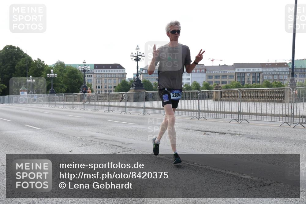 29.06.2025 - hella hamburg halbmarathon Lena Gebhardt http://msf.ph/oto/8420375 29.06.2025 09:42:01 Lombardsbrücke 2604, 1241, 2604, 2892, 4128, 4571, 6559, 7142, 7862, 10485, 10780, 11194, 11965, 12067, 12641, 13440, 13751, 13780, 14019, 14107, 14506, 16169, 16361, 16484, 17003, 17752, 18124, 18897 meine-sportfotos.de