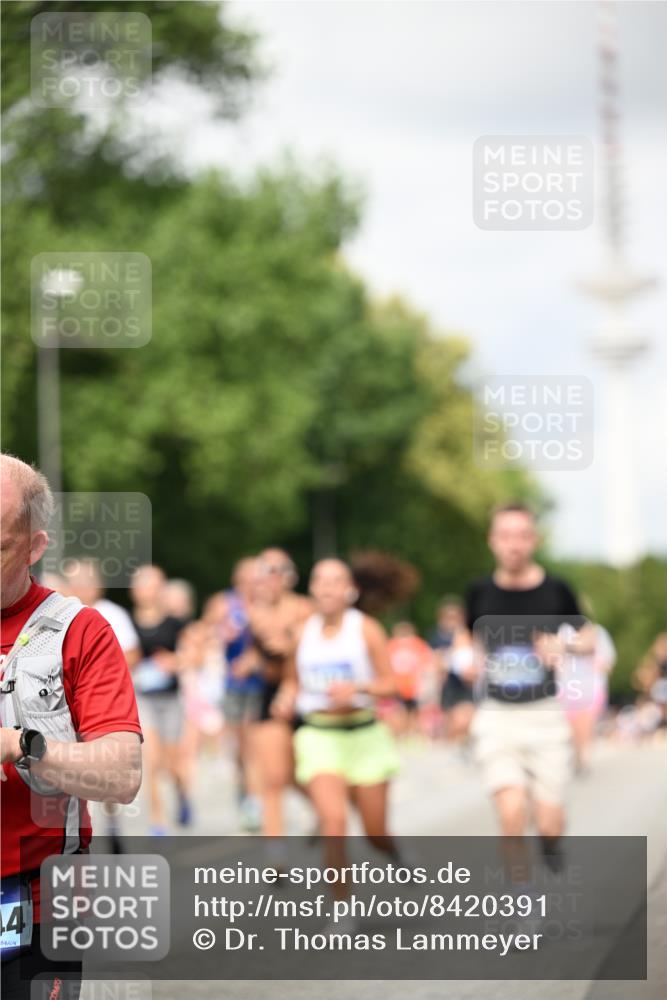 29.06.2025 - hella hamburg halbmarathon Dr. Thomas Lammeyer http://msf.ph/oto/8420391 29.06.2025 10:46:55 Kennedybrücke 1360, 1752, 1929, 1994, 2069, 2134, 2401, 2509, 2940, 3276, 3378, 3874, 4092, 4385, 4680, 4735, 4736, 5419, 6136, 6440, 6828, 6837, 7022, 7023, 7040, 7043, 7260, 7357, 7477, 7666, 8000, 8014, 8525, 8526, 9644, 9980, 10532, 10623, 10842, 11074, 11075, 11331 meine-sportfotos.de